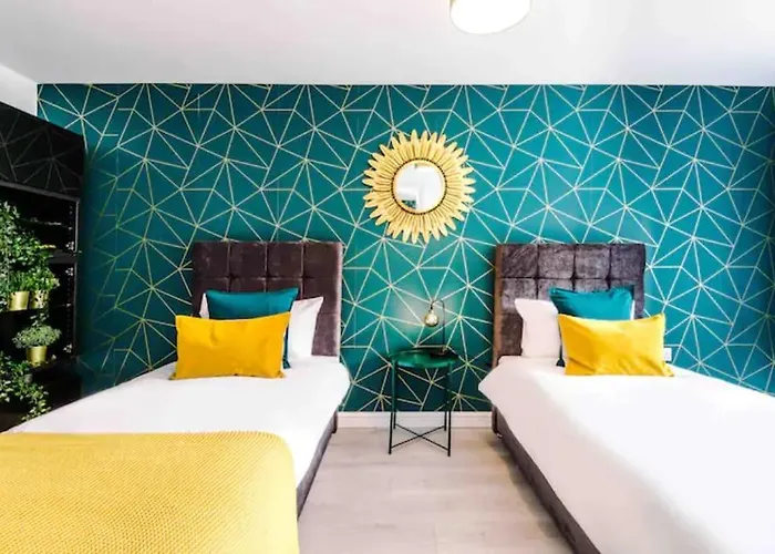 Spacious 5 Bedroom Hosted By Mcr Dens