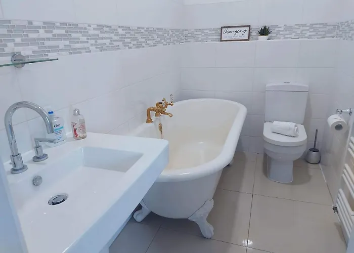 Corner House, Sleeps 8 In 4 Bedrooms, Near Train Station, Great Value! * 맨체스터