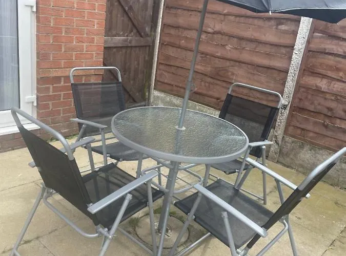 Beautiful 4 Bed Home, Sleeps 6, Driveway Parking *