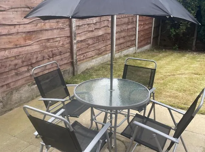 Beautiful 4 Bed Home, Sleeps 6, Driveway Parking Feriehus