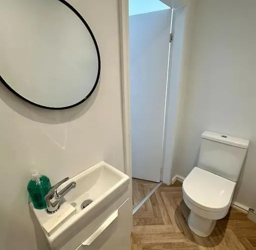 Large Five Bedroom With Parking, Sleeps 11! Manchester