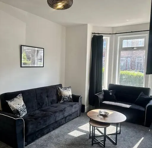 Large Five Bedroom With Parking, Sleeps 11!