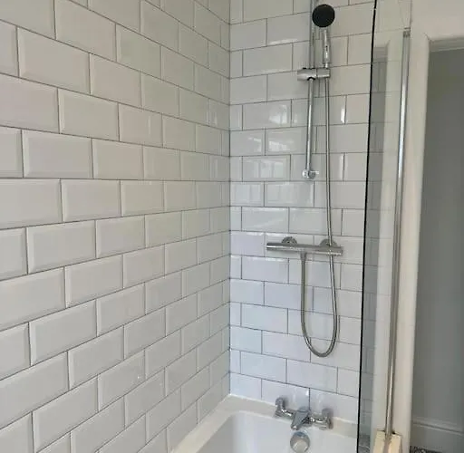 Large Five Bedroom With Parking, Sleeps 11! *