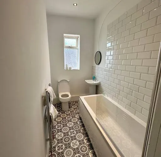 Large Five Bedroom With Parking, Sleeps 11! Hébergement de vacances Manchester