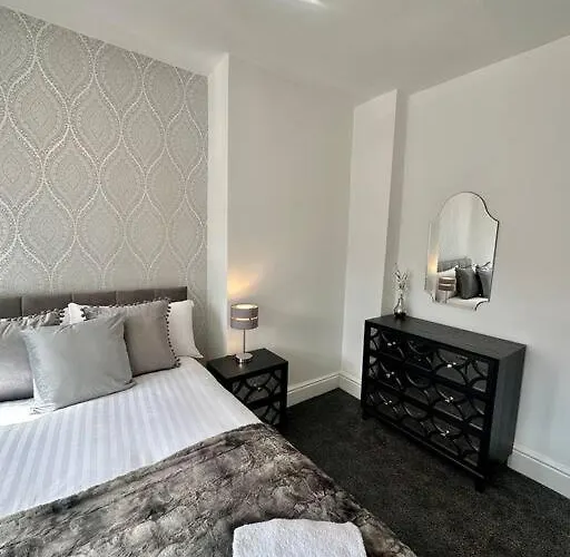 Large Five Bedroom With Parking, Sleeps 11! * Manchester