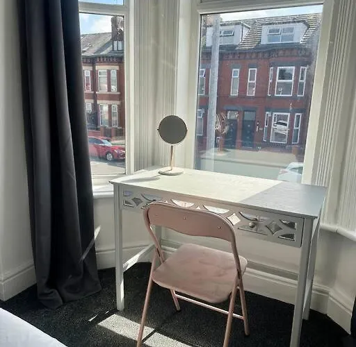 Large Five Bedroom With Parking, Sleeps 11!