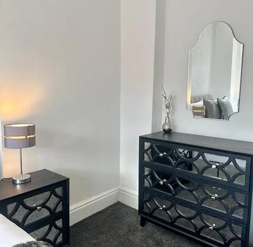Large Five Bedroom With Parking, Sleeps 11! Manchester