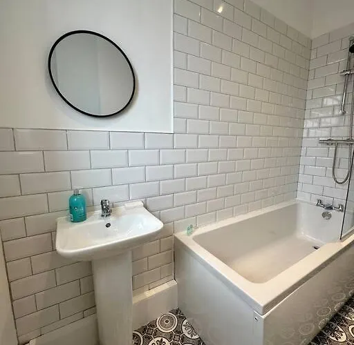 Large Five Bedroom With Parking, Sleeps 11! * Manchester