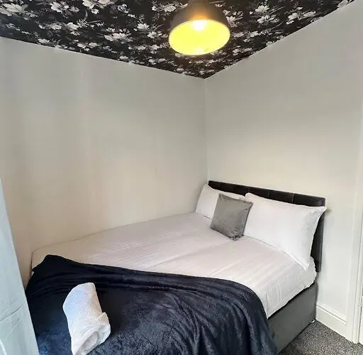 Large Five Bedroom With Parking, Sleeps 11! Manchester