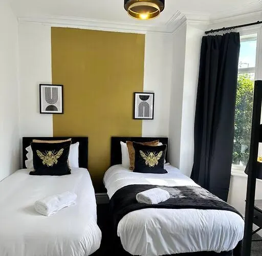 Dom wakacyjny Large Five Bedroom With Parking, Sleeps 11!