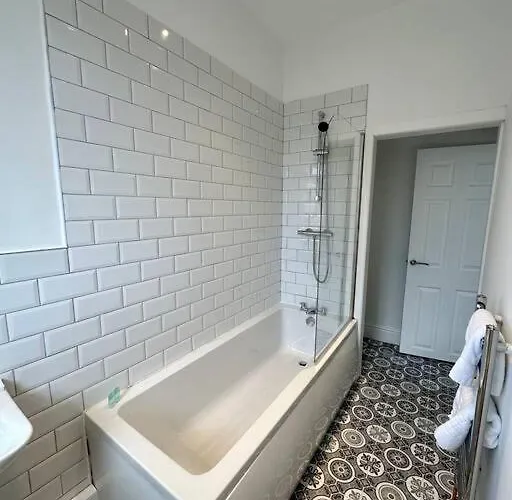 Large Five Bedroom With Parking, Sleeps 11!