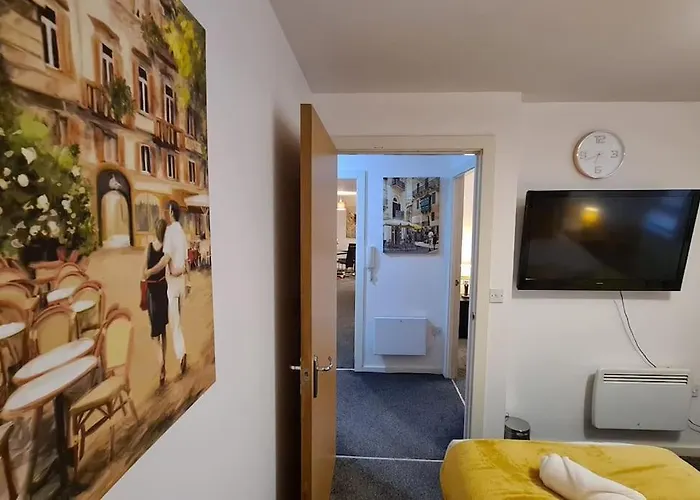 Lovely 2-bed Apt+wi-fi+parking. *