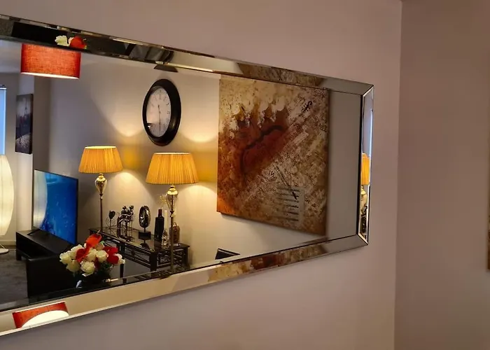 Lovely 2-bed Apt+wi-fi+parking. Apartamento *