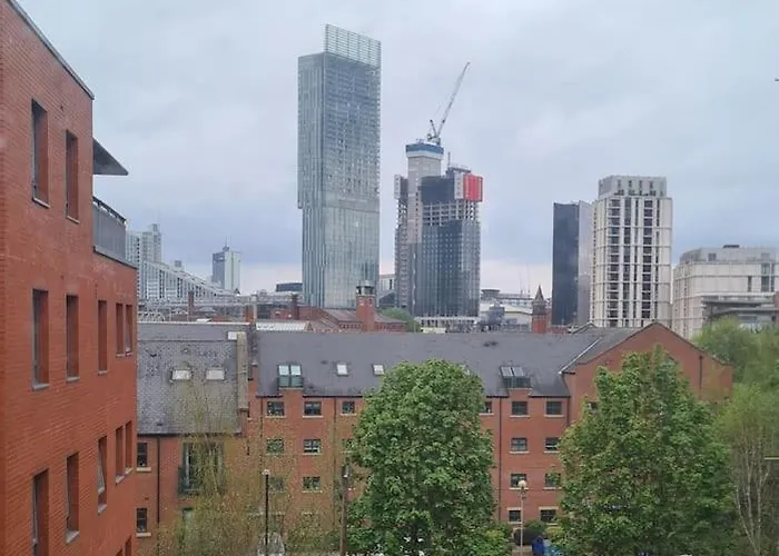 Lovely 2-bed Apt+wi-fi+parking. Manchester