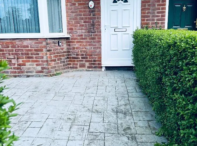 Beautiful And Homely 3 Bed House With Free Parking So Close To Man And Centre