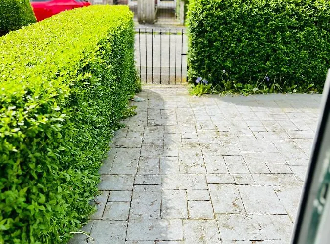 Beautiful And Homely 3 Bed House With Free Parking So Close To Man And Centre