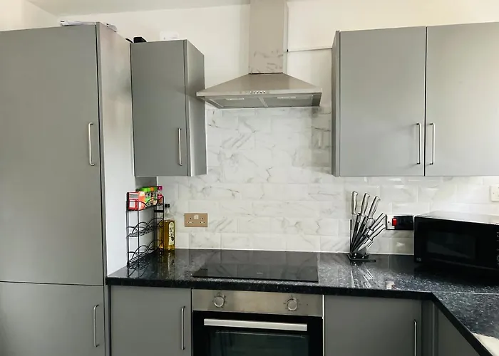 Beautiful And Homely 3 Bed House With Free Parking So Close To Man And Centre דירה