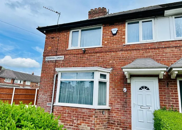 Beautiful And Homely 3 Bed House With Free Parking So Close To Man And Centre