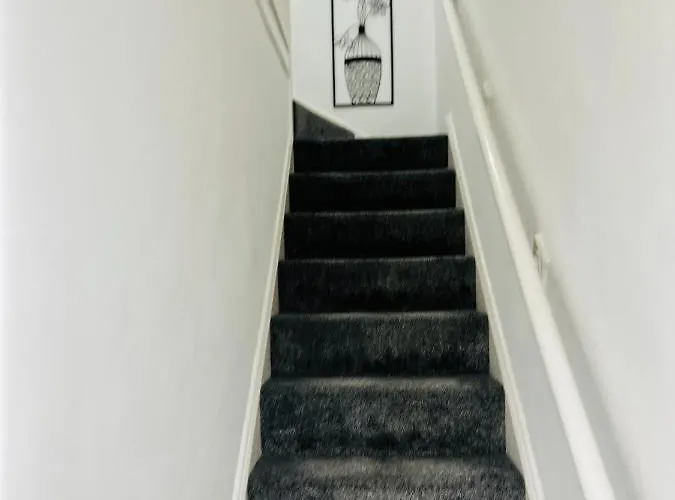 Beautiful And Homely 3 Bed House With Free Parking So Close To Man And Centre