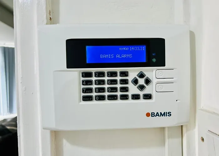 Beautiful And Homely 3 Bed House With Free Parking So Close To Man And Centre