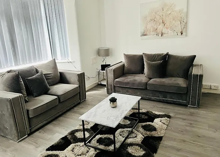 Beautiful And Homely 3 Bed House With Free Parking So Close To Man And Centre *