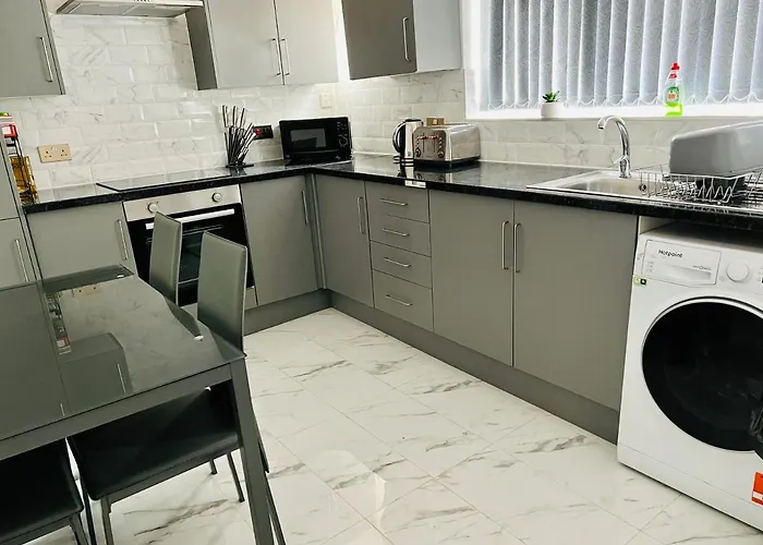 Beautiful And Homely 3 Bed House With Free Parking So Close To Man And Centre