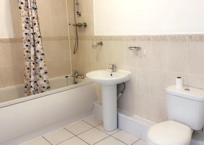 2 Bedroom With Free Parking Wi-fi, Very Close To Ao Arena & Centre