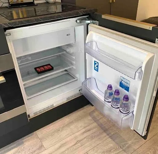 Daire Lux Private Entrance 1 Bed - Free Parking - Ideal For Coop Live, Mcr Centre, Salford Royal Hospital & Buile Hill Mansion Wedding Venue Manchester