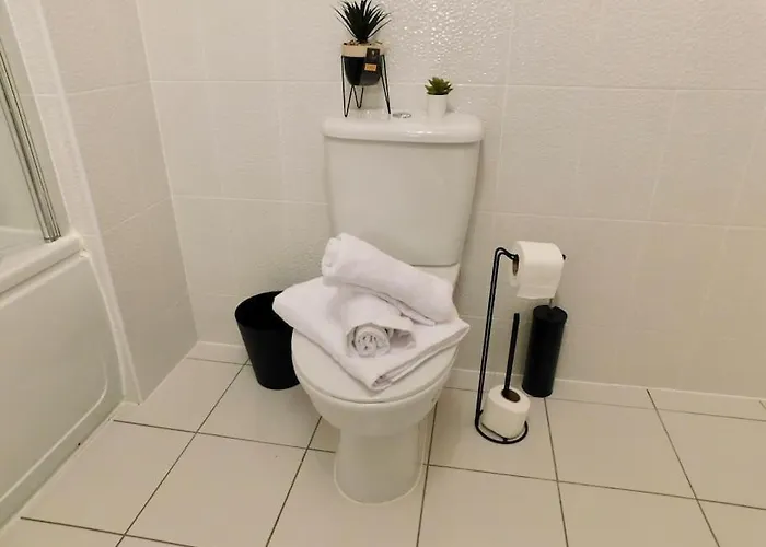 Feriehus Amila House Manchester, Modern, Spacious, Sleeps 9 With Parking Manchester