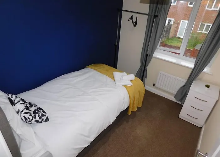 Amila House Manchester, Modern, Spacious, Sleeps 9 With Parking Feriehus Manchester