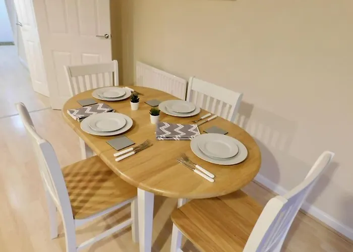 Amila House Manchester, Modern, Spacious, Sleeps 9 With Parking Manchester