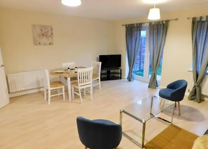 Amila House Manchester, Modern, Spacious, Sleeps 9 With Parking *