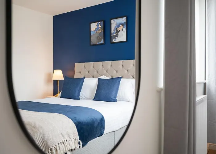 Apartament Superb Two Bedroom House Near Etihad & Coop Live - Free Parking