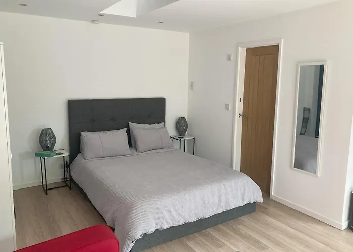 Beautiful Detached Private Annex In Great Location מנצ'סטר