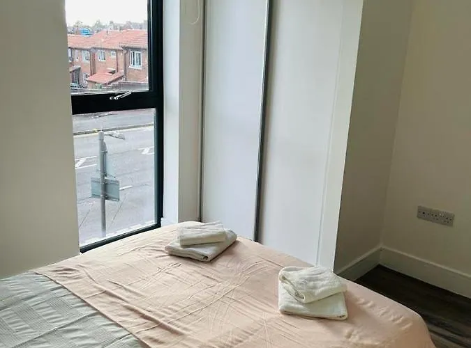 Modern 2Br Sleeps 4 Easy Access To City Centre *