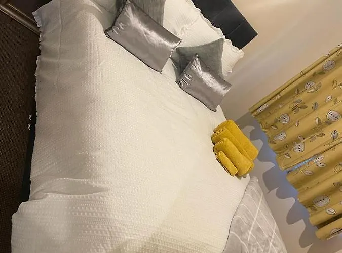 Hotel Lovely 3 Bed Short *