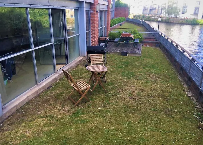 아파트 Luxury 2 Bed On River, Wifi, Parking, Garden