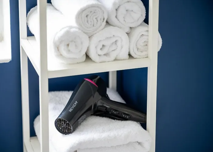 Superb Two Bedroom House Near Etihad & Coop Live - Free Parking Apartament *