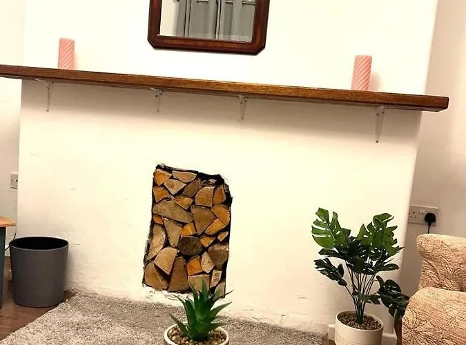 Spacious 3 Bedroom House - Sleeps 5 *