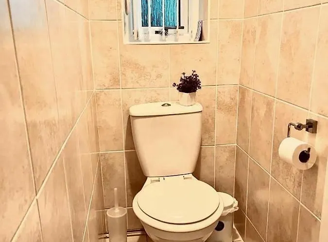 Spacious 3 Bedroom House - Sleeps 5 * Manchester