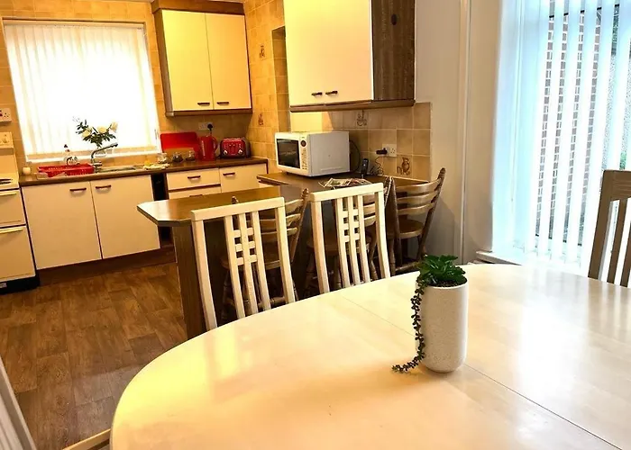 Spacious 3 Bedroom House - Sleeps 5 * מנצ'סטר