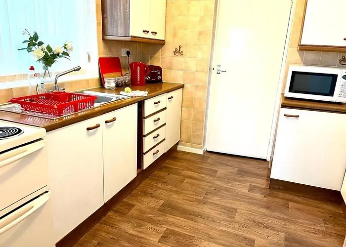 Spacious 3 Bedroom House - Sleeps 5 דירה