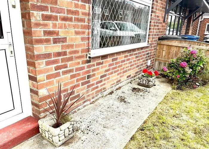 Spacious 3 Bedroom House - Sleeps 5 Manchester