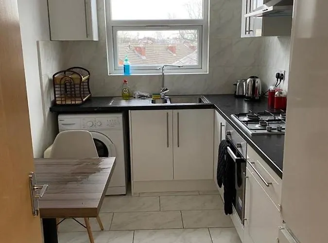 2 Bedroom Flat With Free Parking In *