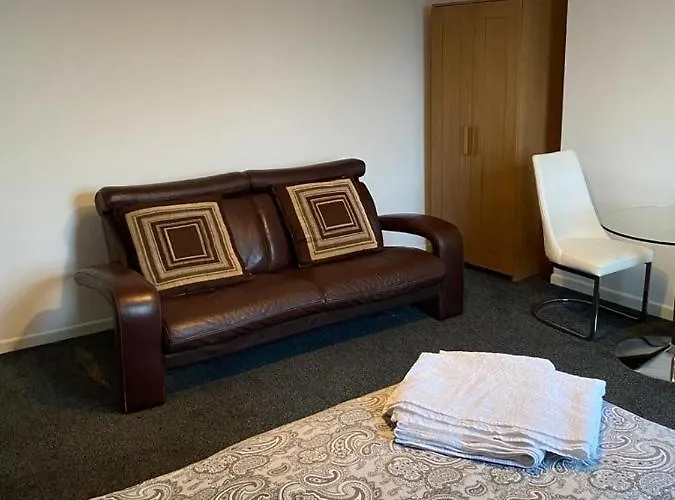 2 Bedroom Flat With Free Parking In Apartament *