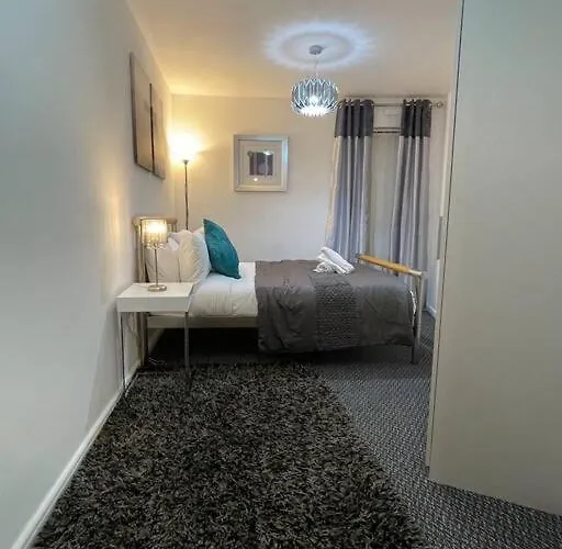 Cityfront Modern Apt near Centre/etihad, Free Parking *