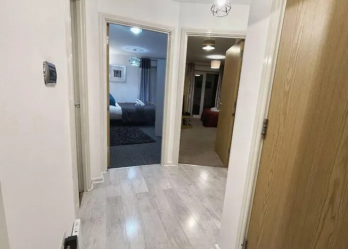 Cityfront Modern Apt near Centre/etihad, Free Parking