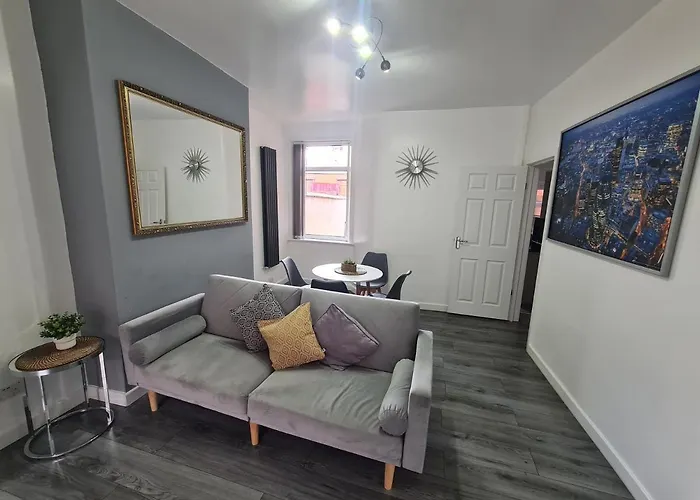 Lovely 2-bedroom House Close To Media City. *