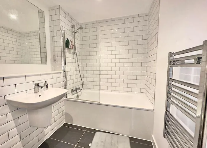 Morden 2 Bed - Old Trafford Апартаменты Манчестер