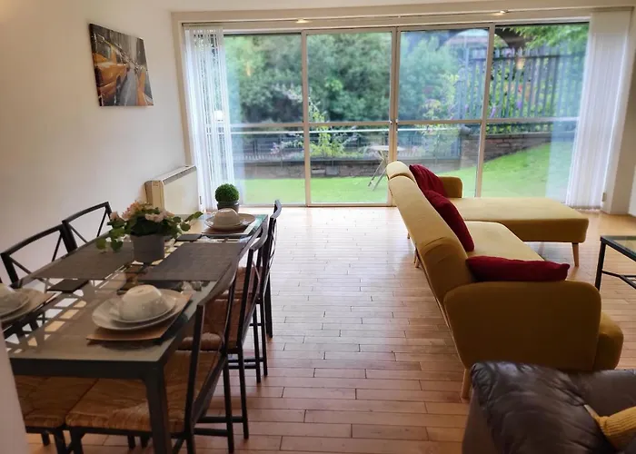 Luxury 2 Bed On River, Wifi, Parking, Garden Apartament Manchester